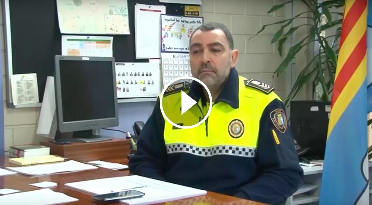 Ignasi López al seu despatx de la Policia Municipal d'Olot durant el reportatge de «Temps d'Església».