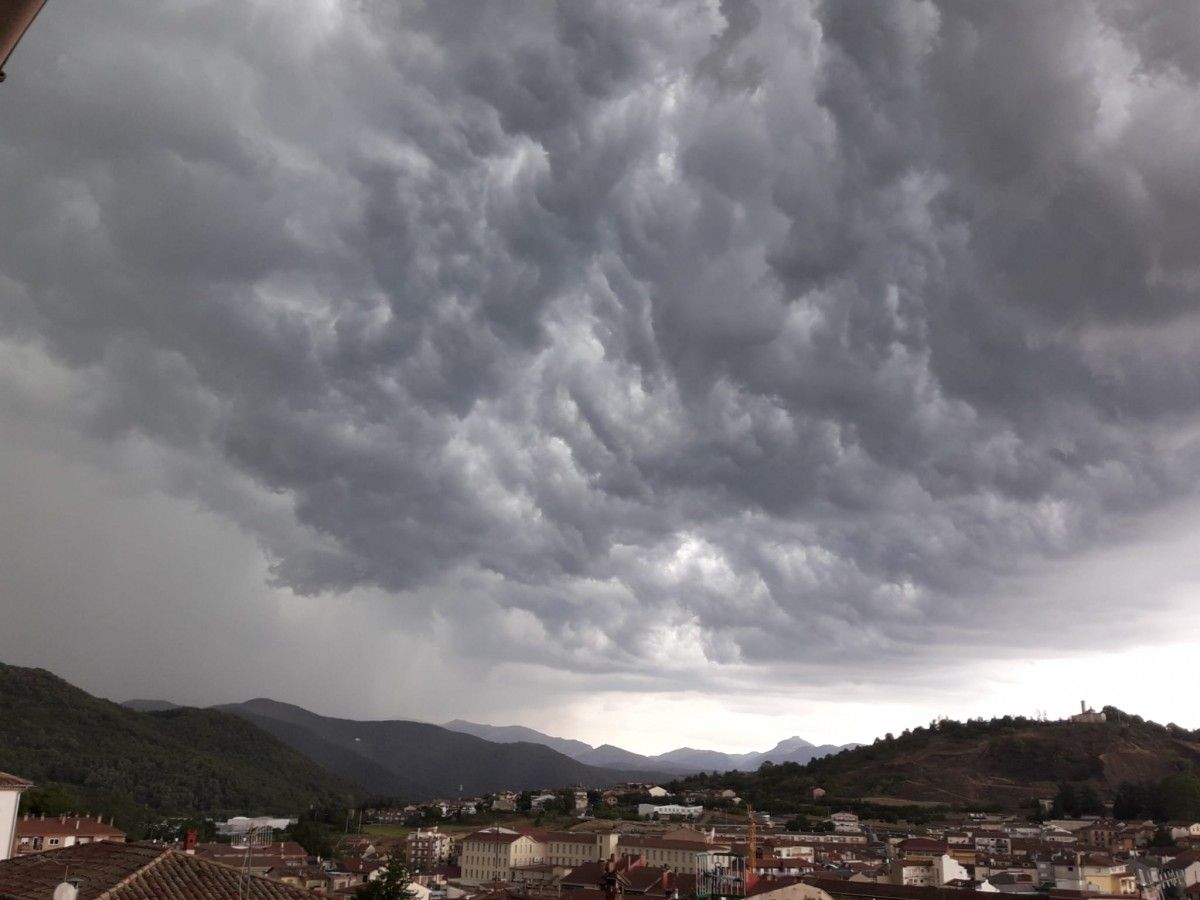 Imatge de l'arribada de les tempestes a Olot