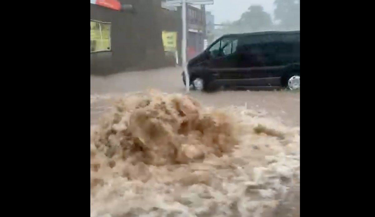 Imatge d'un dels carrers d'Olot que s'han inundat