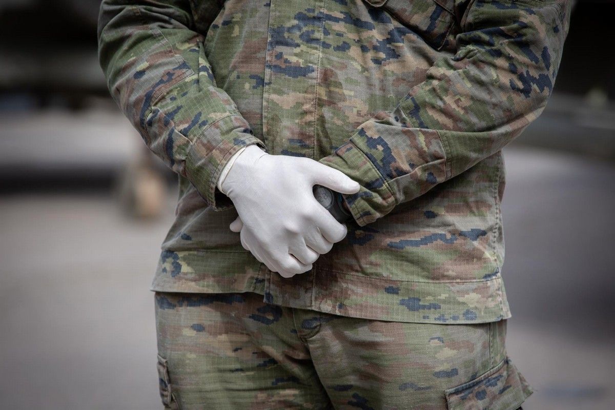 Un dels militarsde la UME que participa en tasques de desinfecció.