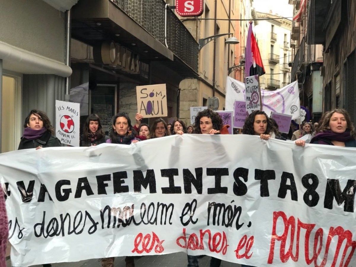 Manifestació històrica de les feministes garrotxines a Olot aquest 8 de març.
