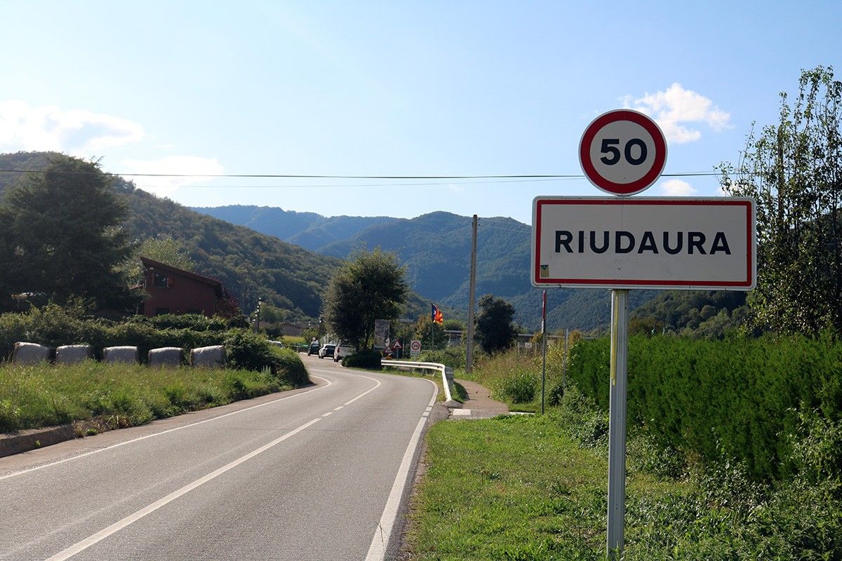 Entrada al poble de Riudaura