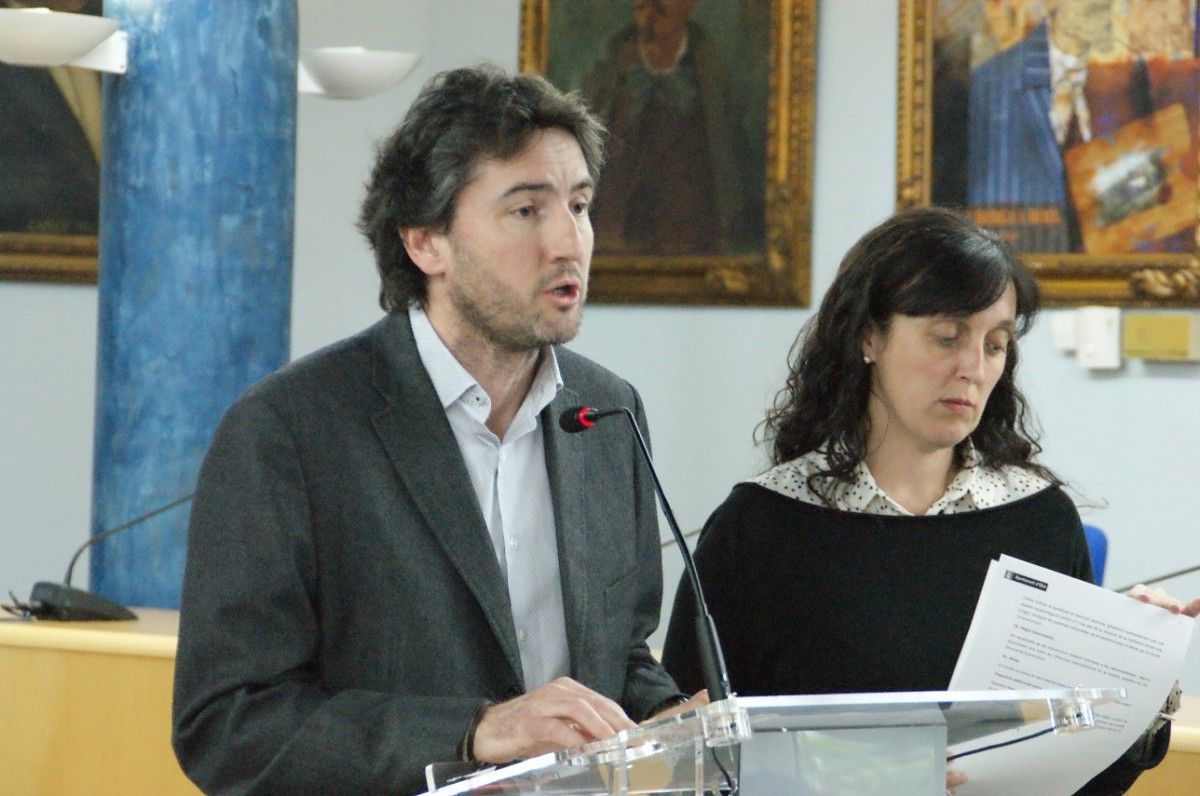 El regidor d'Habitatge, Jordi Alcalde, i la responsable de l'Oficina Local d'Habitatge d'Olot, Míriam Paredes, van explicar la convocatòria de subvencions.