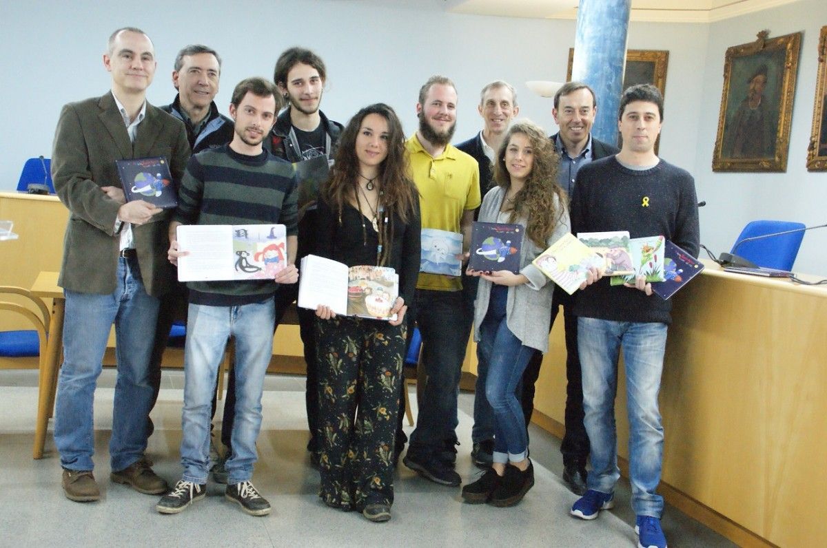 Professors i alumnes de l'Escola d'Art i Superior de Disseny d’Olot durant la presentació del llibre a l'Ajuntament.