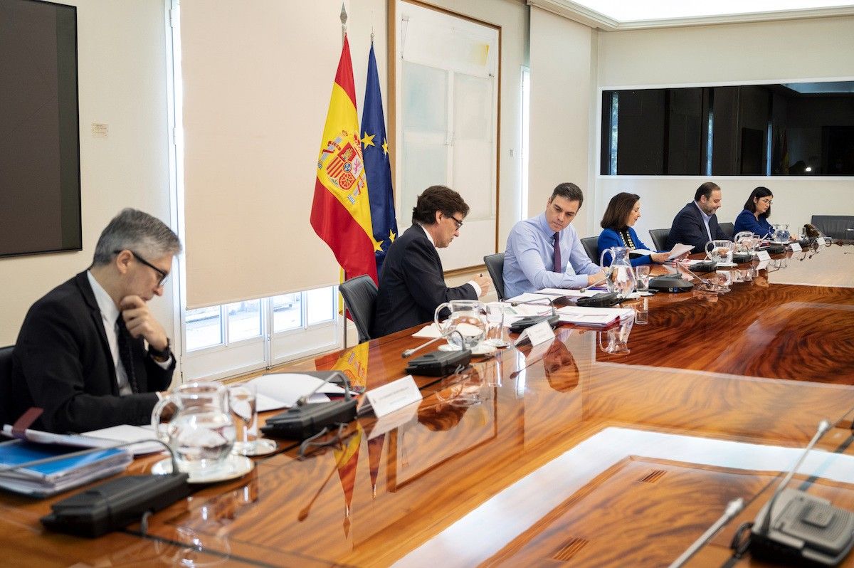 Pedro Sánchez i els ministres en la reunió amb els presidents autonòmics.