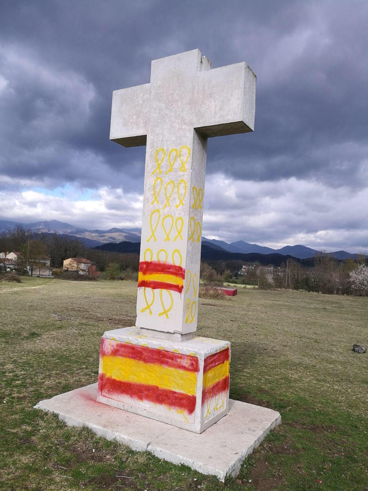 El monument ha aparegut aquest matí pintat amb diverses banderes espanyoles.