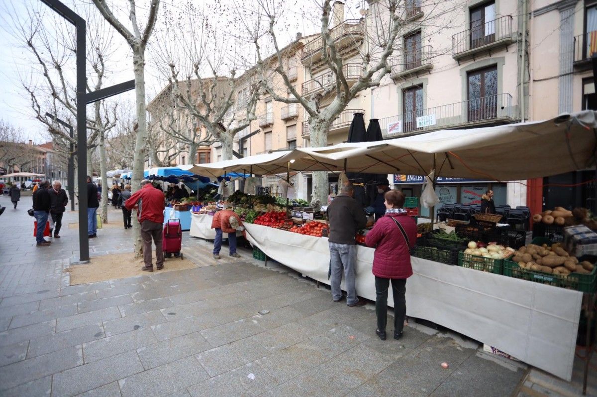 L'Ajuntament d'Olot ha activitat la compra d’aliments i queviures per a la gent gran confinada.