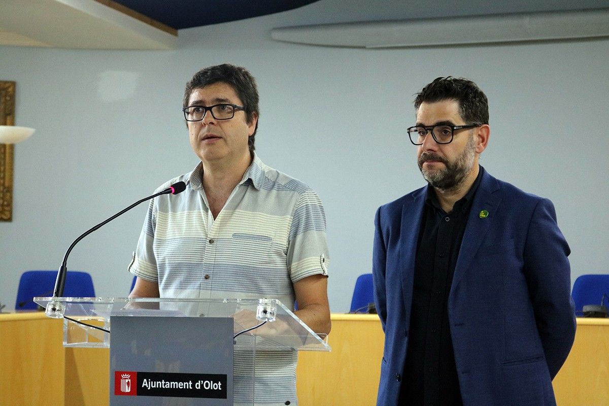Nats Granados, regidor d'ERC a l'esquerre, i Josep Quintana, portaveu del partit a Olot
