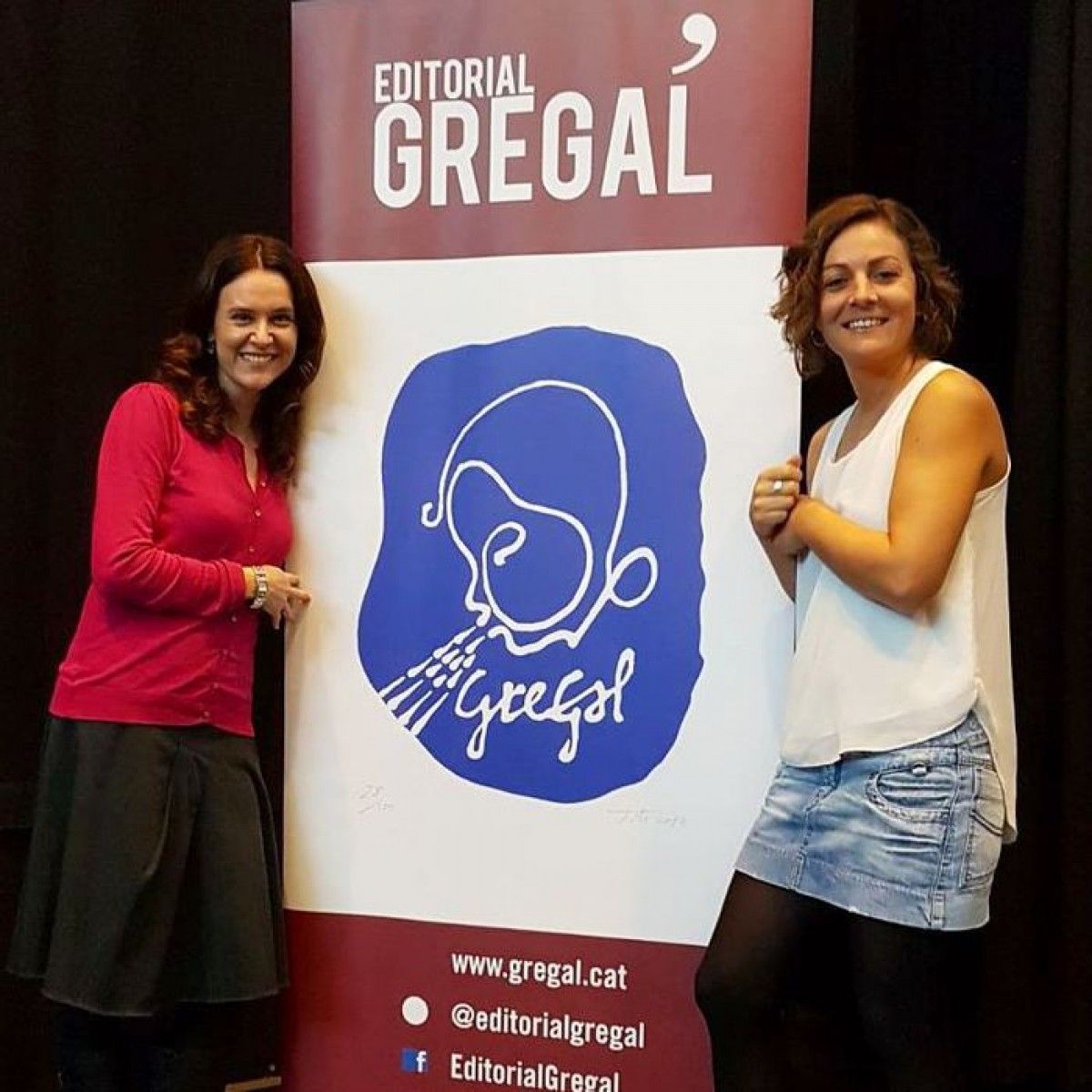 Jenni Rodà i Neus Verdaguer durant l'acte de lliurament de guardons del 6è Premi Gregal de Novel·la de Maçanet de la Selva , en què van restar finalistes per «Entre nosaltres».