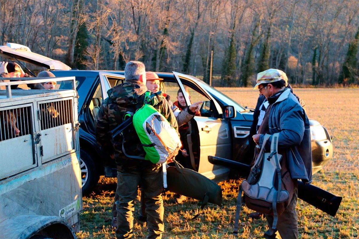 Un grup de caçadors a punt de sortir a fer una batuda.
