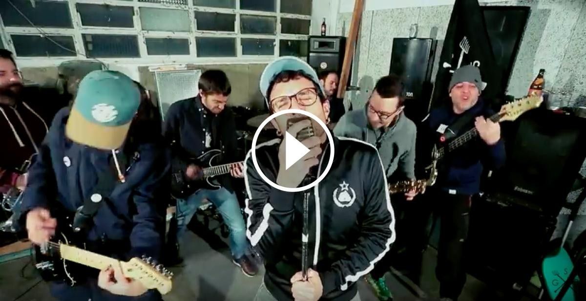 El nou senzill de la Greda Street Band, «You Crazy» vol cridar l'atenció sobre els refugiats i la indiferència de l'Europa dels estats.