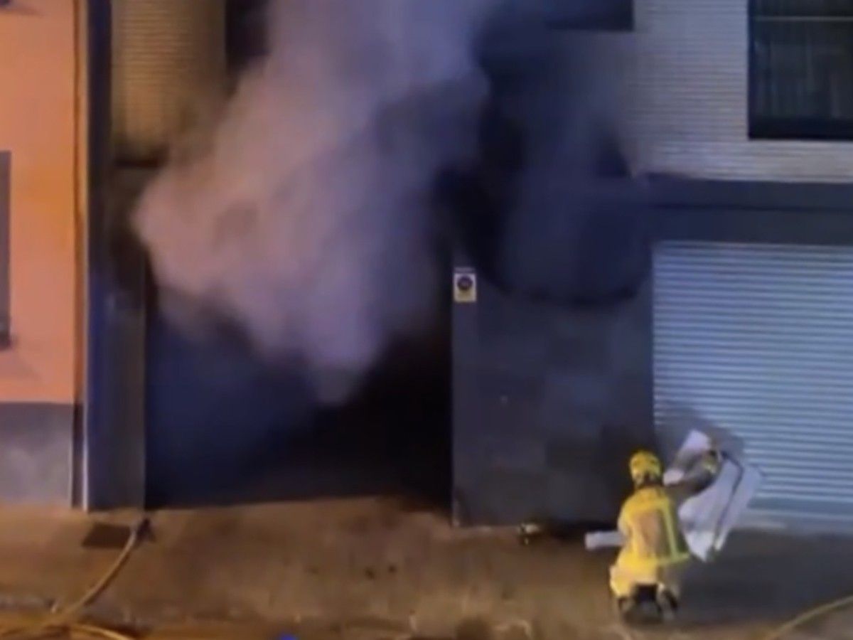 Imatge del fum que sortia del garatge on s'ha generat el foc