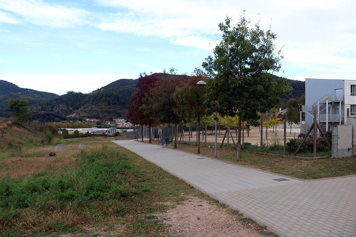 La zona on està previst obrir un nou vial de circulació, amb l'escola del Morrot al fons