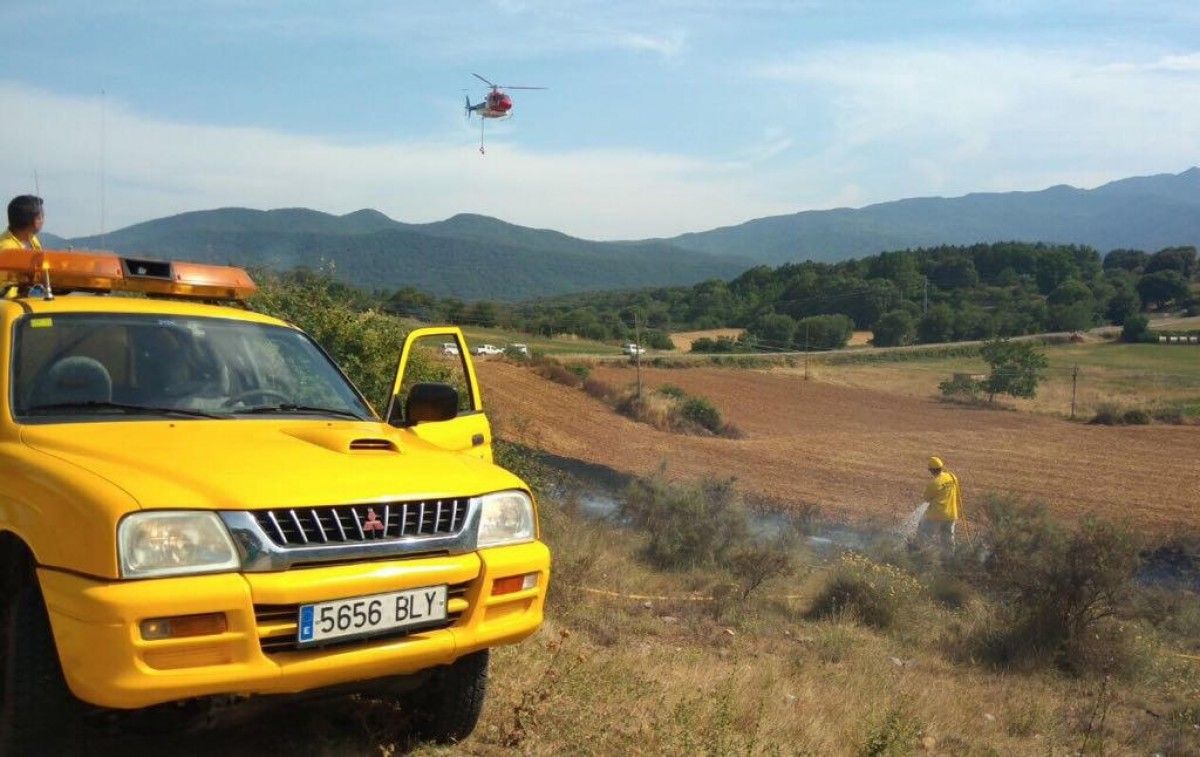 Membres de l'ADF Garrotxa participen en l'extinció d'un petit incendi a Tortellà l'estiu de 2017.