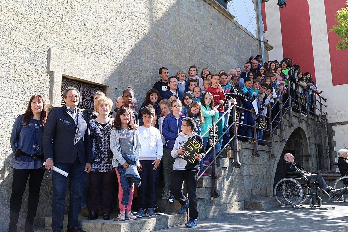 Foto de família dels representants del Consell dels Infants d'Olot a la façana de l'edifici consistorial.