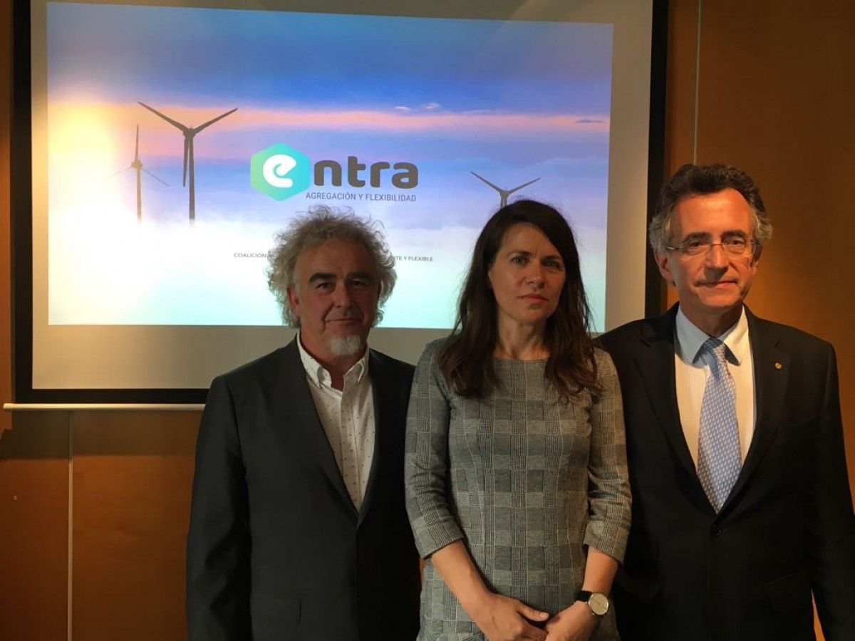 D'esquerra a dreta: Santi Martínez, CEO d'Estabanell Energia; Alicia Carrasco, CEO d'Olivo Energy; i Tomàs Feliu, president de Bassols Energia.
