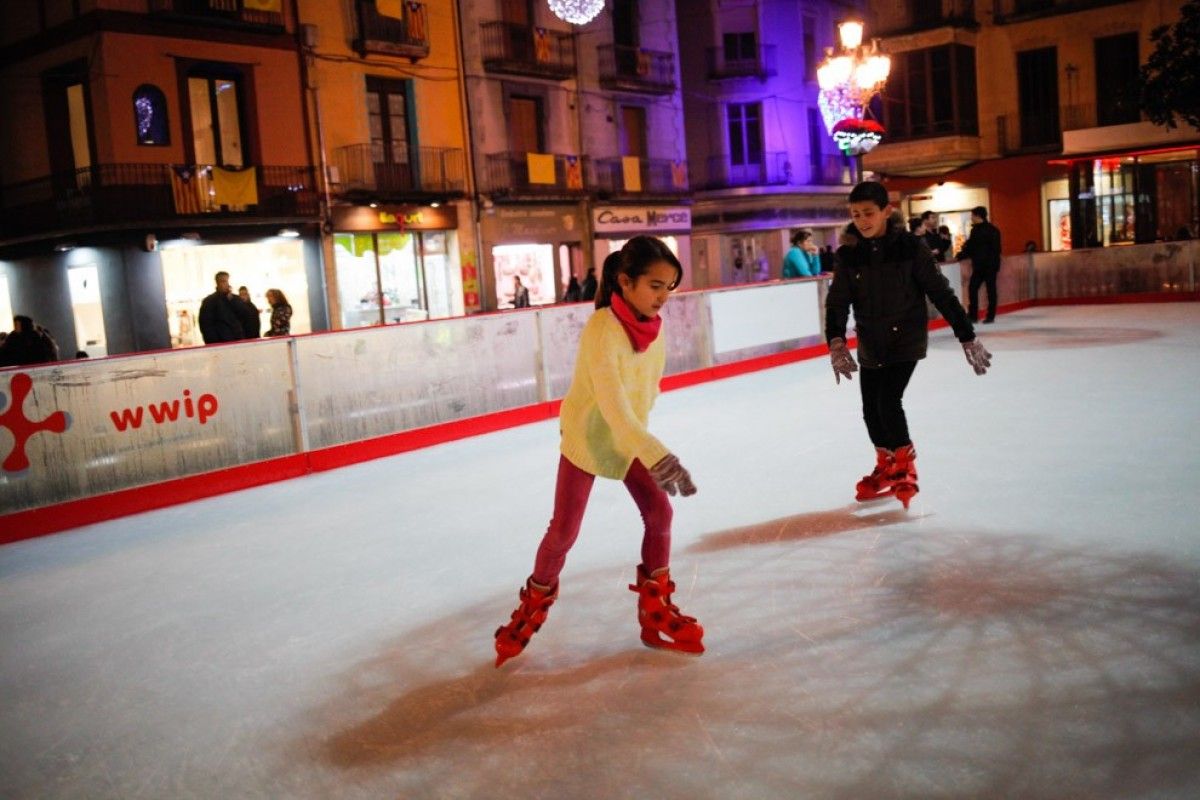 La pista de gel s'instal·la un any més a la plaça Major.