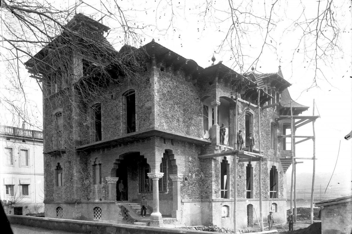 Vista frontal de la casa Pons i Tusquets en procés de construcció, 1917. 