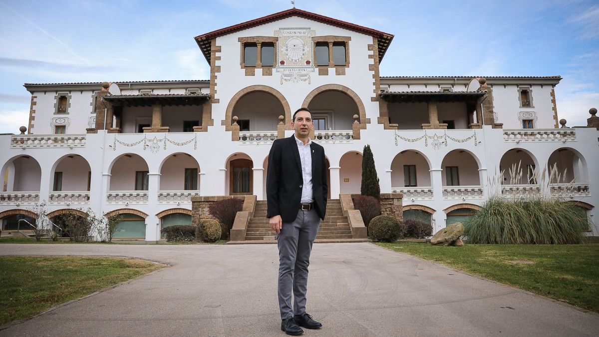 Giovanni Inturrisi davant l'edifici més emblamàtic de la planta de Zoetis a la Garrotxa