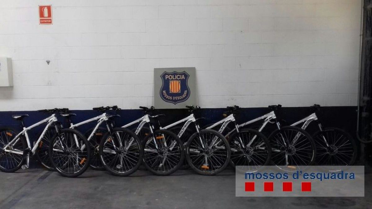 Les set bicicletes sostretes, exposades a la comissaria dels mossos a Olot abans de ser retronades al seu propietari.