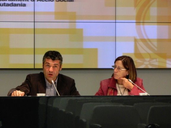 La consellera d'Acció Social i Ciutadania Carme Capdevila, i el secretari per a la Immigració, Oriol Amorós, en la roda de premsa de presentació del programa pilot.