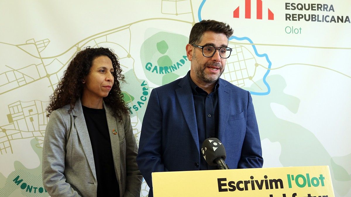 El portaveu d'ERC Olot, Josep Quintana, acompanyat de la regidora Laila ElGamouchi