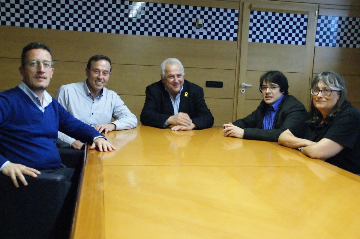 Els representants de l'associació van mantenir una reunió amb l'alcalde Josep M. Corominas i els regidors Pep Berga i Estanis Vayreda.