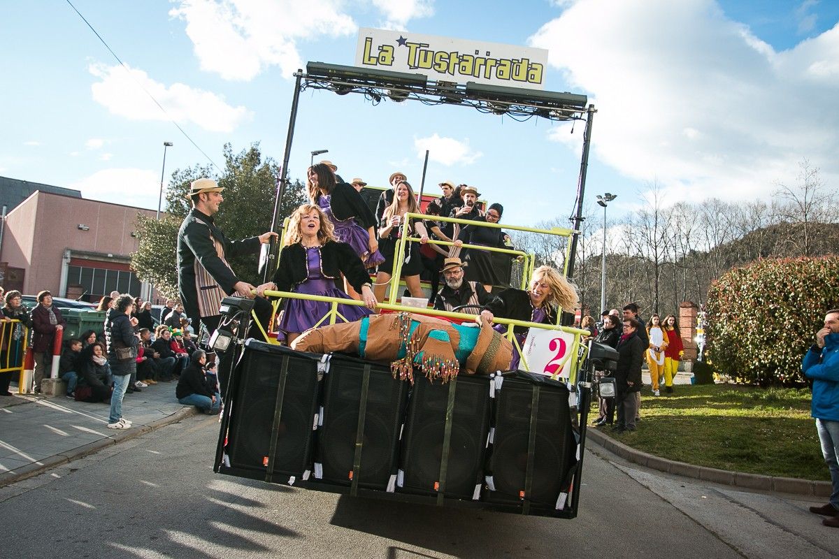 Imatge d'arxiu d'una carrossa a la rua del carnaval olotí