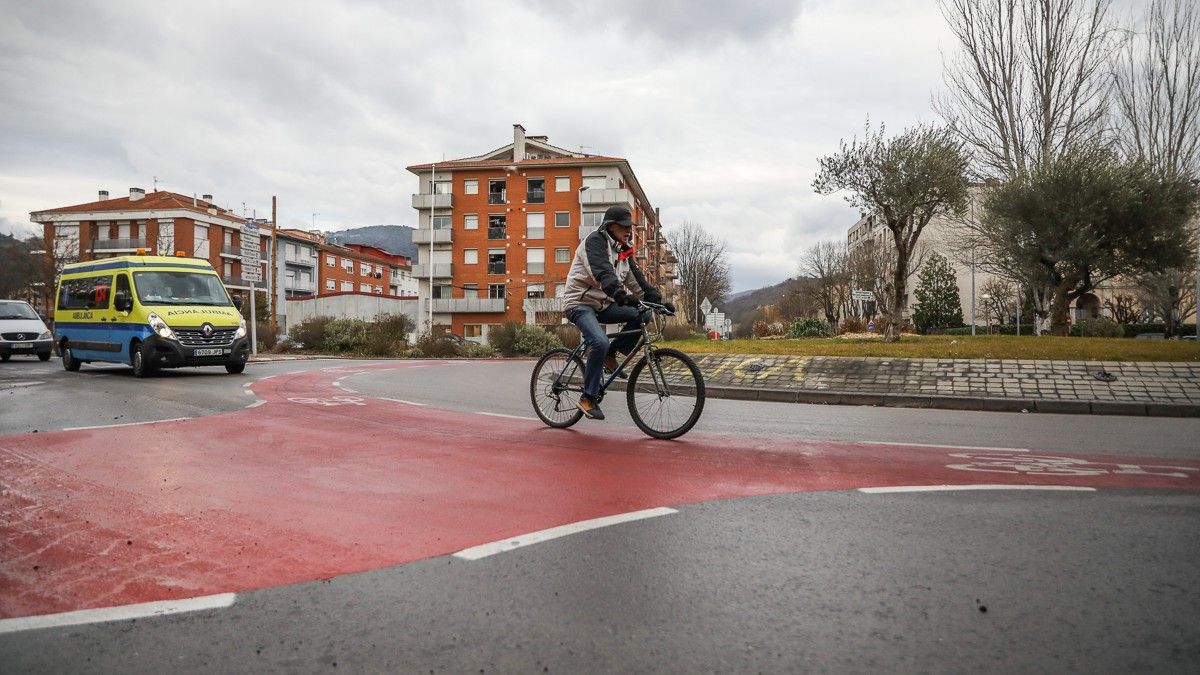Un ciclista travessant la polèmica rotonda