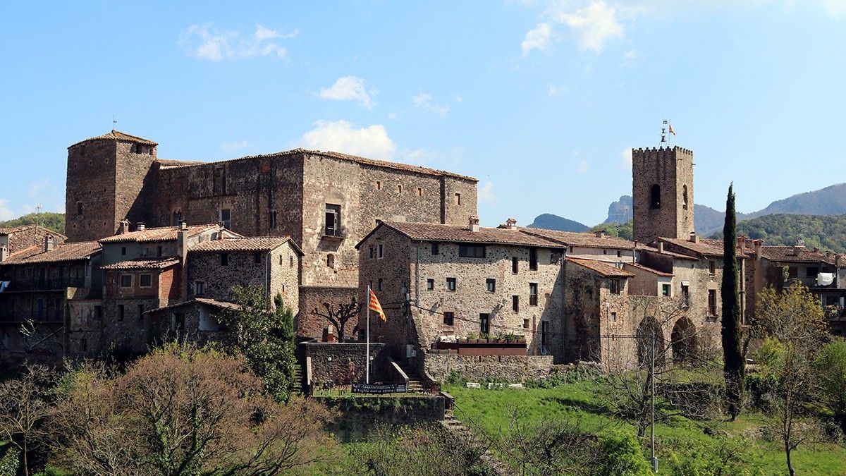 La vila de Santa Pau amb el castell al fons