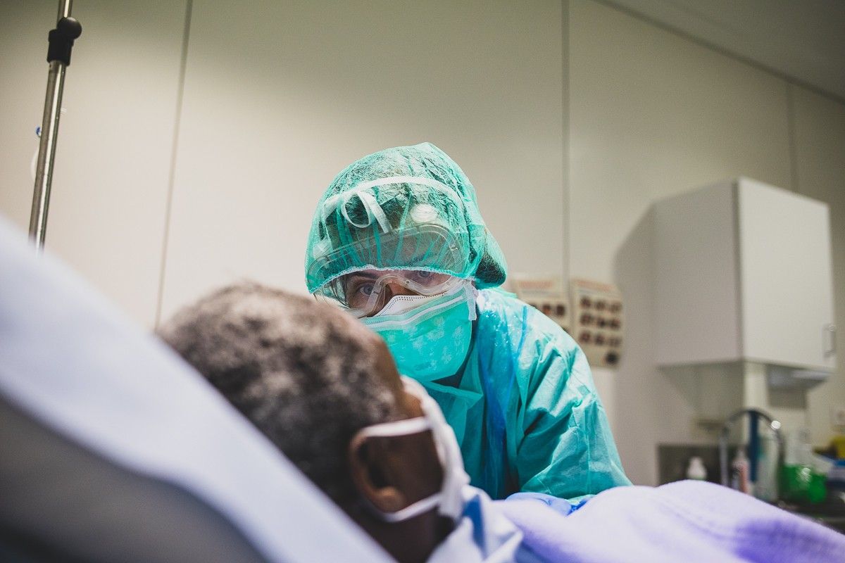 Un professional de l'Hospital d'Olot, durant l'atenció a un pacient.