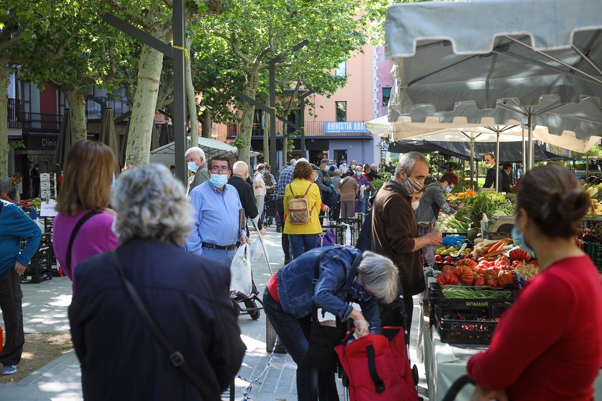 Gent al mercat setmanal d'Olot.