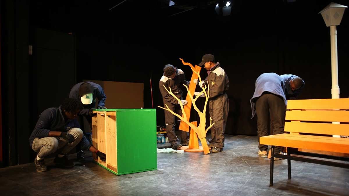 Els joves preparant l'escenografia a l'escenari d'Els Catòlics