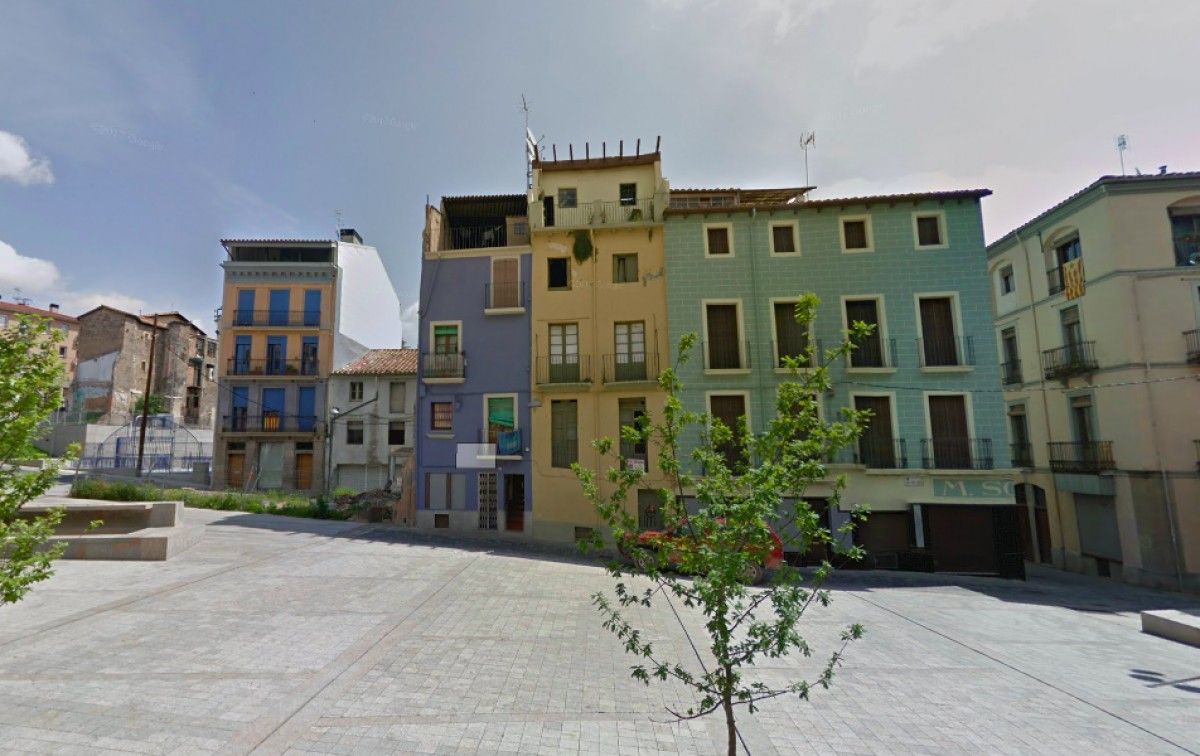 L'edifici de color siena del carrer Alt del Tura d'Olot, a la plaça Campdenmàs, s'ha esfondrat per dins.