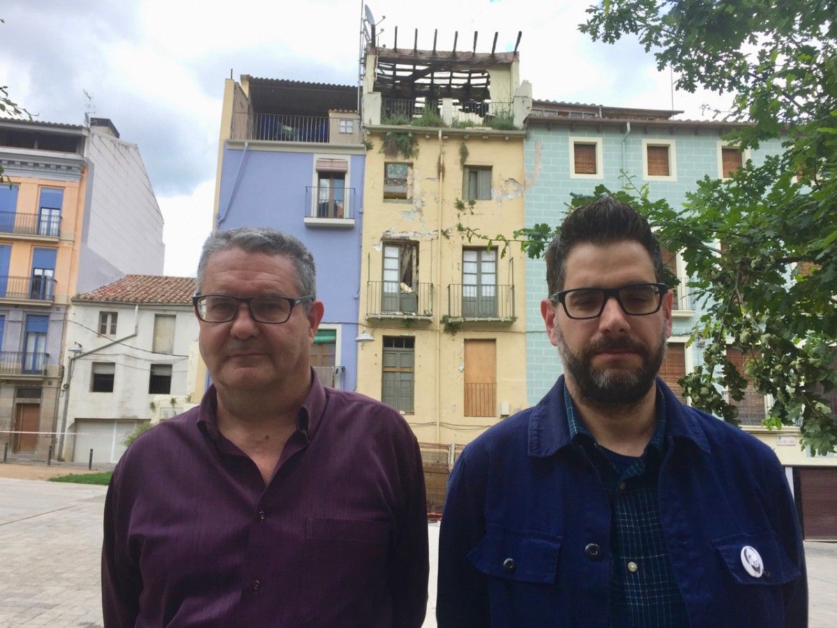 Manel Mitjà i Josep Quintana, regidors d'Esquerra a l'Ajuntament d'Olot, davant l'edifici que es va esfondrar aquest diumenge.