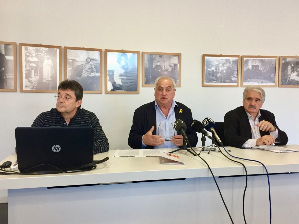 Francesc Canalias (SIGMA), Josep M. Corominas, batlle d'Olot, i Joan Espona, president del Consell Comarcal de la Garrotxa, han presentat el report d'enguany.