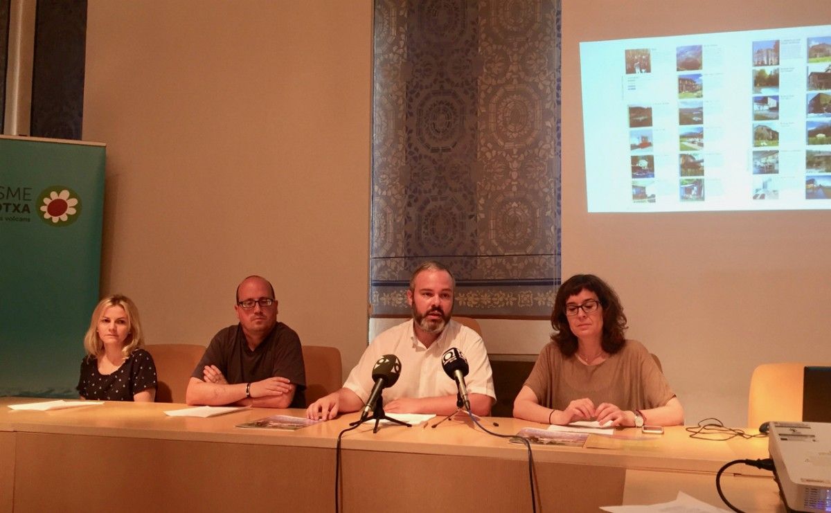 D'esquerra a dreta, durant la presentació del catàleg: Núria Planagumà, Joan Pijuan, Eduard Llorà i Turina Serra.