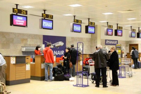 L'augment d'agressions al personal ha obligat a instal·lar elements de seguretat a l'aeroport de Girona. A la imatge, passatgers fent cua en un dels mostradors de facturació de la companyia Ryanair