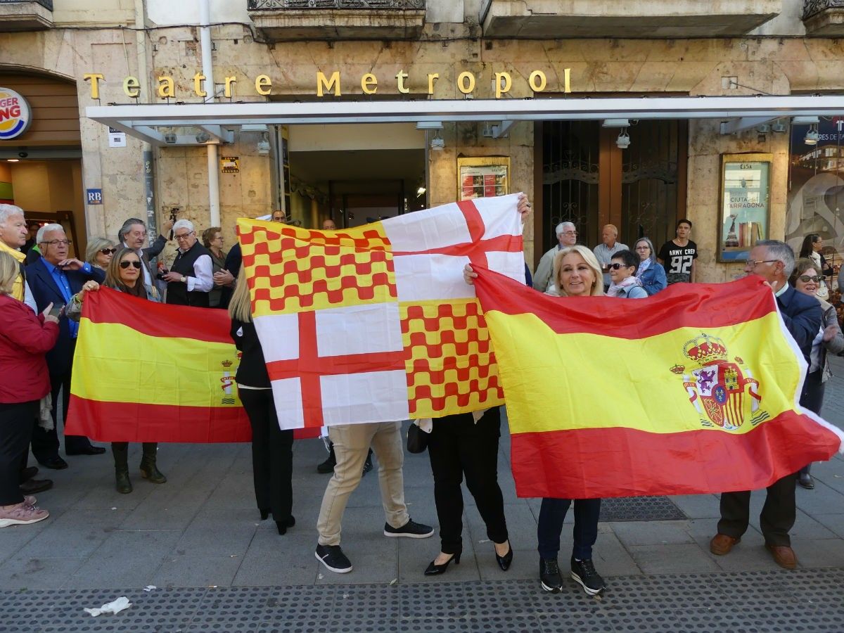 Banderes espanyoles i de Tabàrnia a les portes del teatre Metropol de Tarragona.