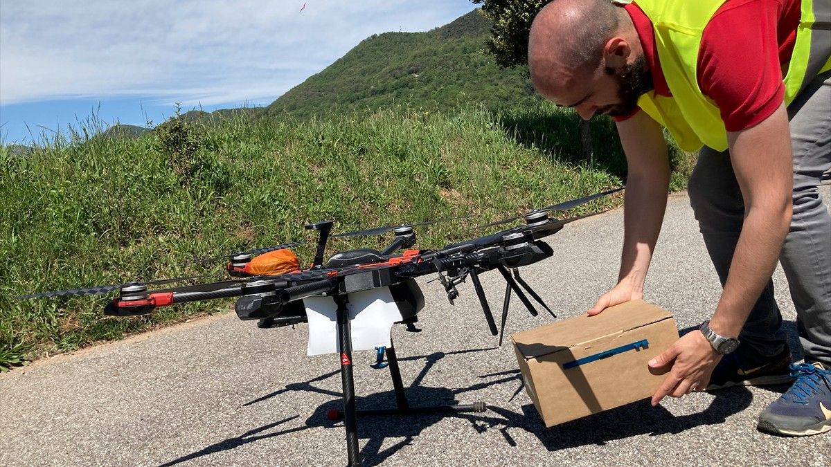 Un dels impulsors de la prova pilot agafant el paquet de medicaments del dron