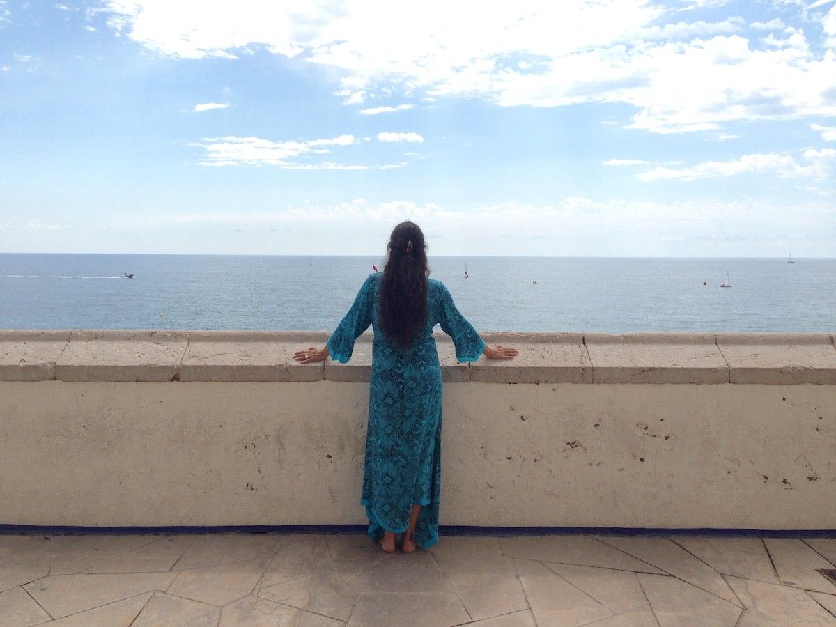 Clara Bonfill davant la seva estimada mar Mediterrània.