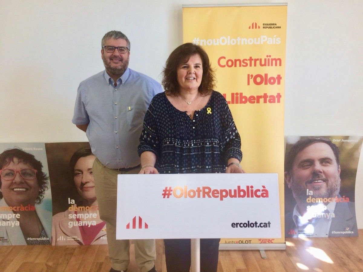 La candidata a batlle d'Olot per ERC i actual portaveu, Anna Barnadas, junt amb senador Jordi Martí.