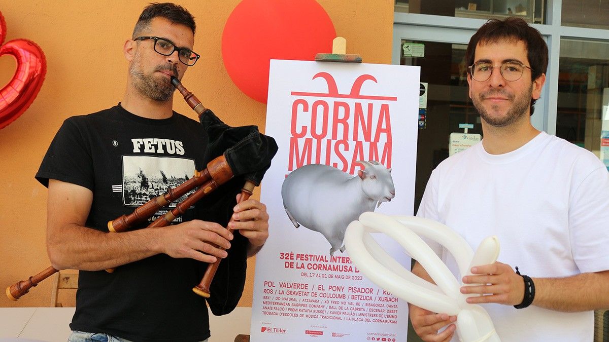 La 32a edició del Cornamusam s'ha presentat, entre globus, davant la botiga de la Serpentina d'Olot