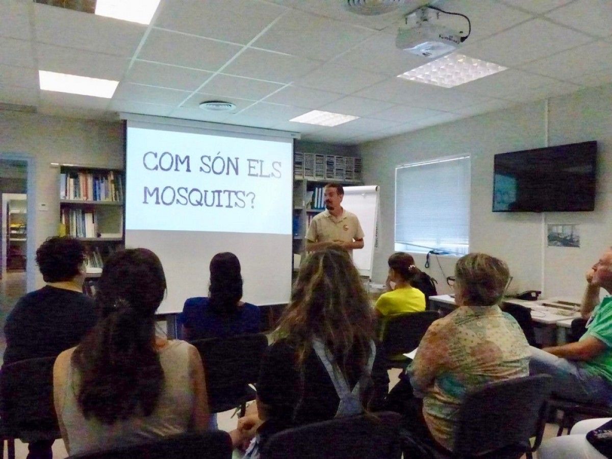 Joan Basí, tècnic del Programa per a la vigilància, durant la conferència sobre el mosquit tigre.