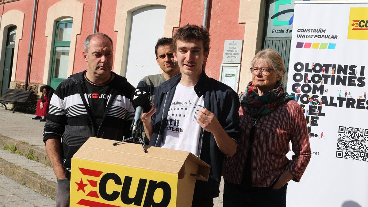 Biel Mossoll, a la roda de premsa de campanya de la CUP aquest dimecres davant l'Escola d'Adults d'Olot