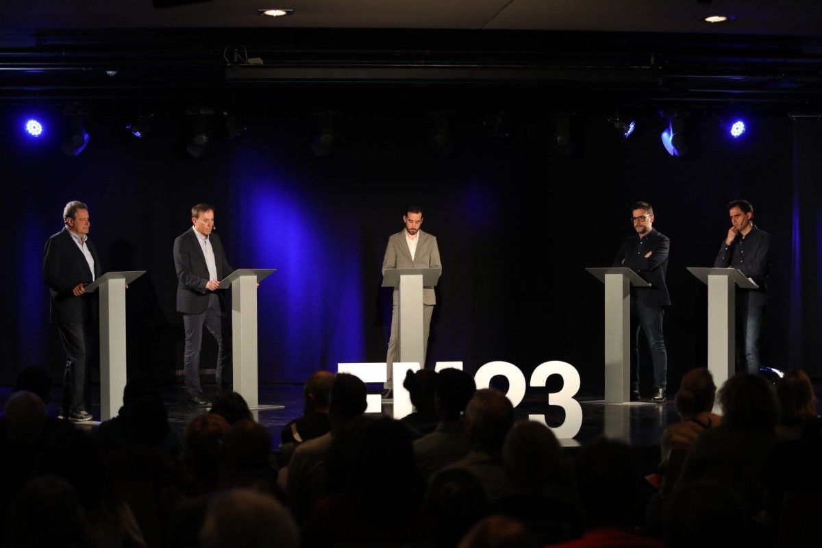Els quatre candidats durant el debat, moderat pel periodista olotí Juanma Robles