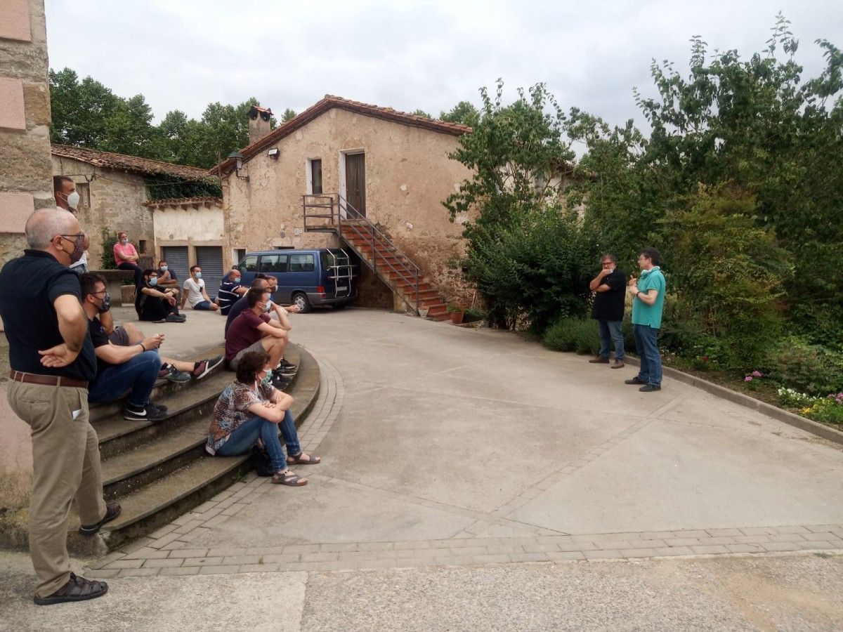 Un moment de la reunió al poble de la Pinya, a la Vall d'en Bas.