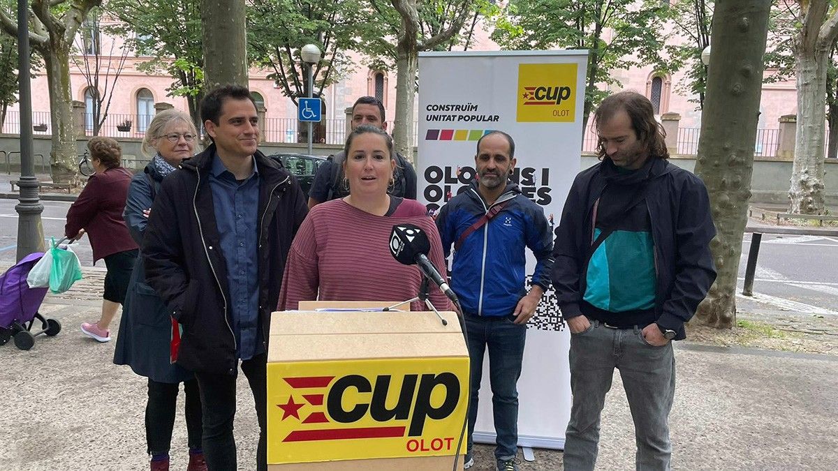 Sílvia Pagès, número 2 de la CUP, acompanyada d'altres membres de la llista