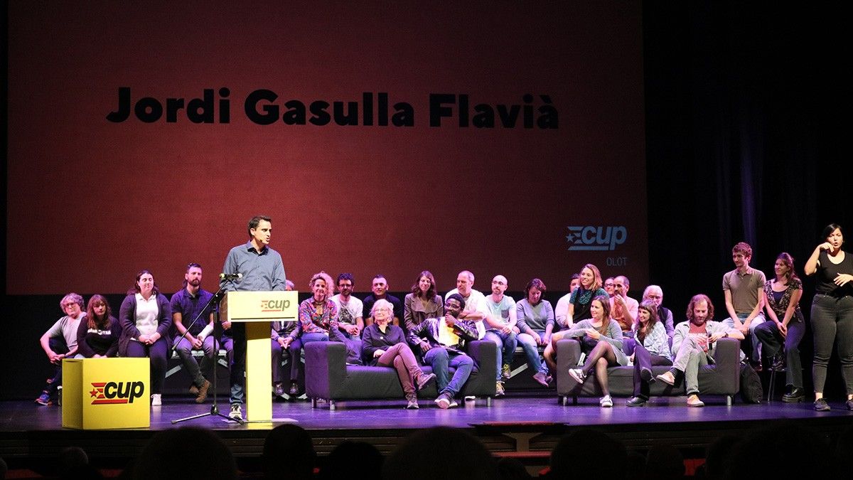 Els membres de la llista de la CUP a l'escenari del Teatre durant el discurs de Gasulla