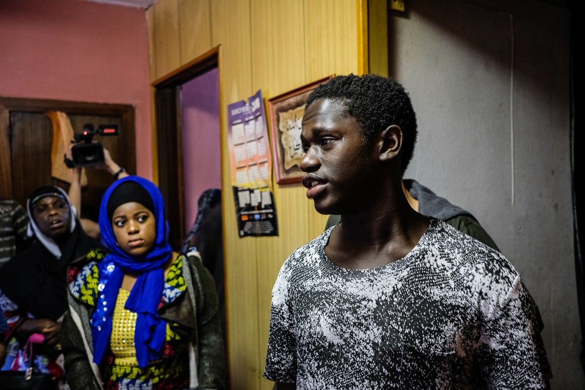 A l'esquerra la Jeneba, portaveu de la PAH GArrotxa, i a la dreta l'Abde, un dels fills de la famíia que ha denunciat els fets.